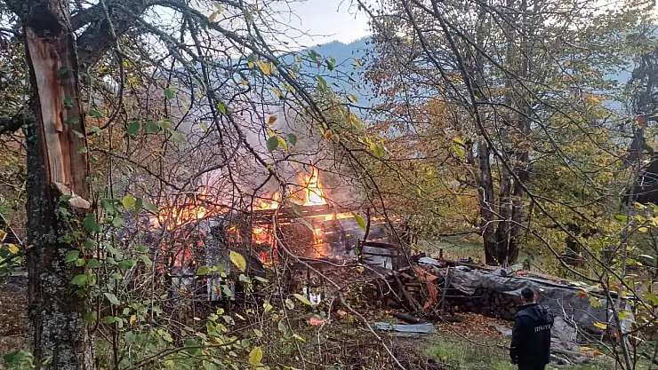 Ahşap ev alevlere teslim oldu: Çok sayıda kişi dumandan etkilendi!