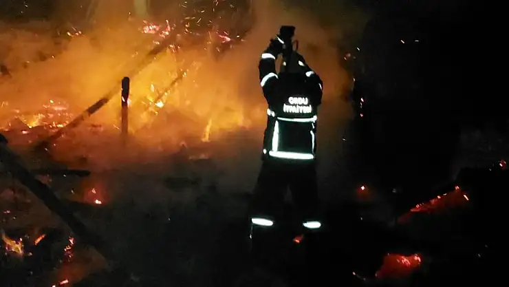 Ahşap ev cayır cayır yandı!