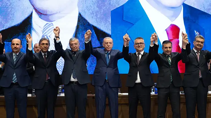 AK Parti'ye Geçen Başkan Ustaoğlu Sosyal Medya Temizliğine Başladı