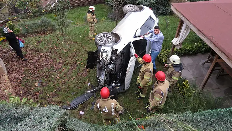 Akıl almaz kaza: Arabasıyla 4 metrelik yükseklikten düştü! Burnu bile kanamadı!