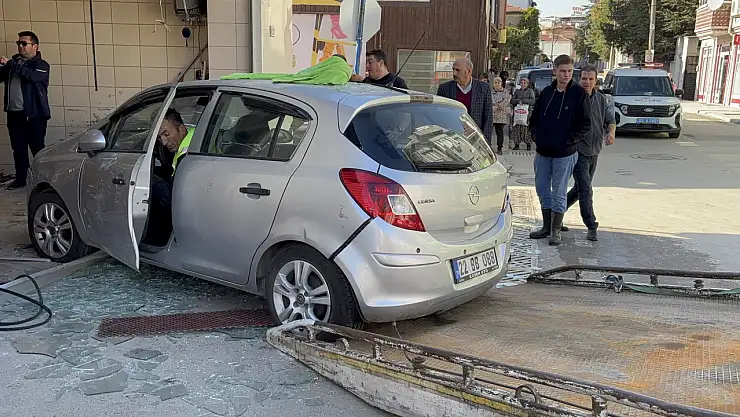 Akıl almaz kaza! Aracıyla fırına daldı, olan oradakilere oldu...