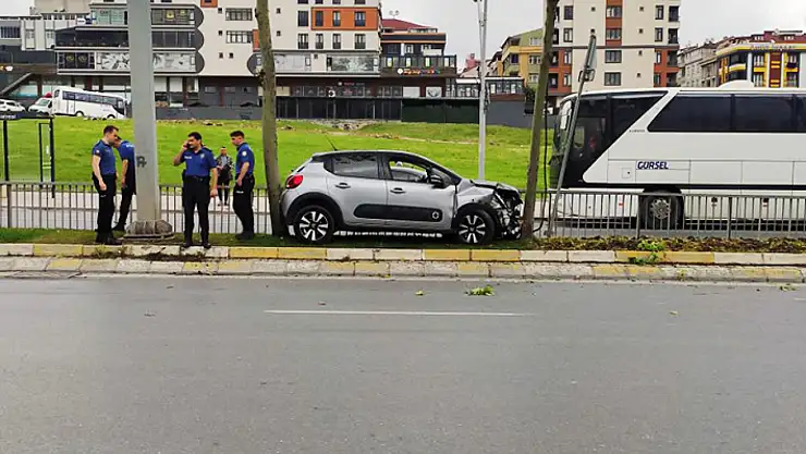 Akıl almaz olay! Otomobil iki ağaç arasında sıkıştı