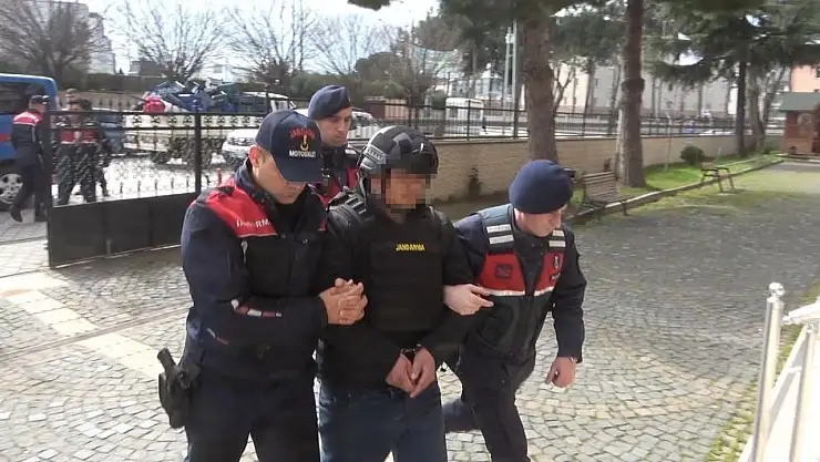 Akrabasını öldürdü, teslim olmaya giderken canlı yayın açtı