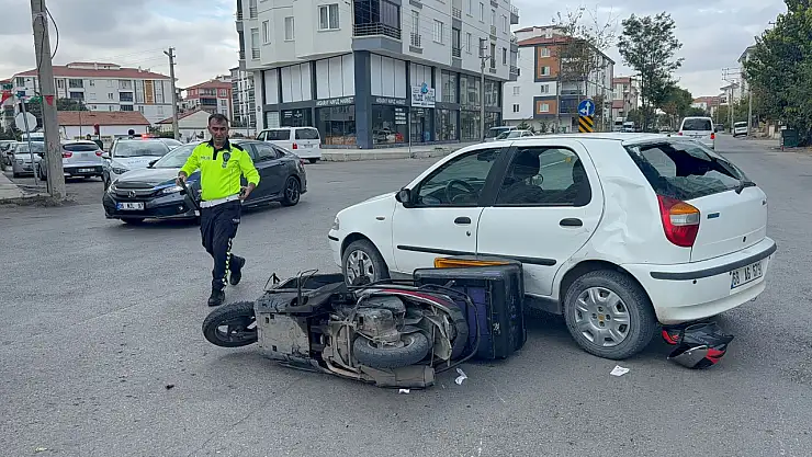 Aksaray'da trafik kazası! 16 yaşındaki moto kurye hastaneye kaldırıldı