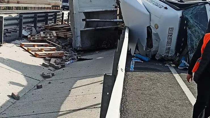 Akşehir'de devrilen tırın sürücüsü yaralandı