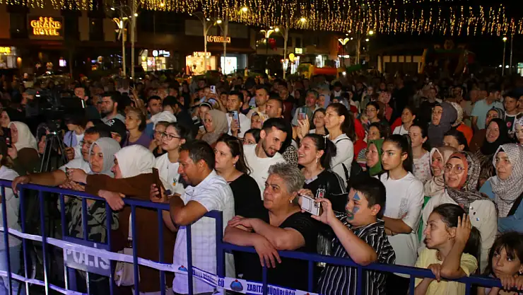 Akşehirlilerden sanatçı Ozan'a yoğun ilgi!
