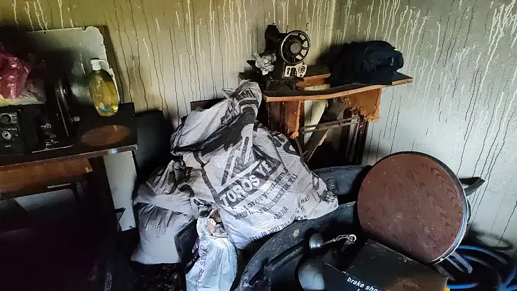 Alev topuna dönen evden anne ve oğul pencereden atlayarak kurtuldular