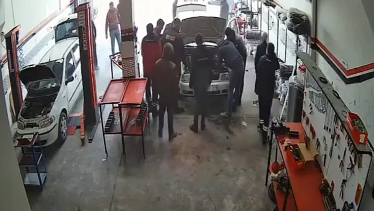 Alevlerin sardığı araçtan mucizevi kurtuluş