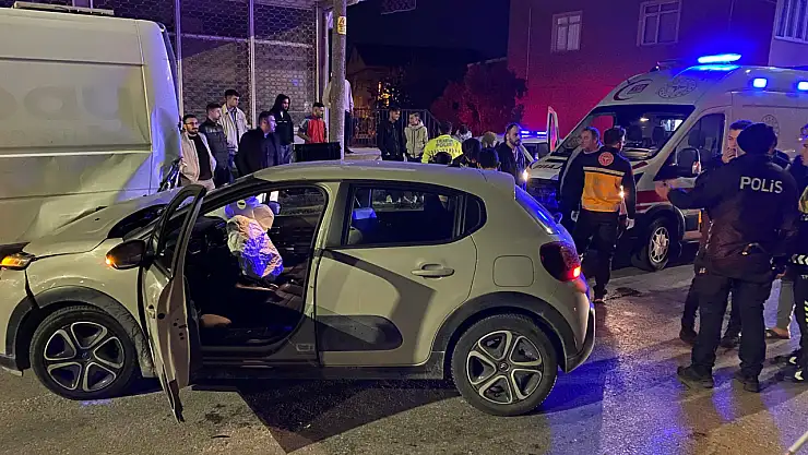 Alkollü sürücü park halindeki minibüse çarptı: 3 kişi yaralandı