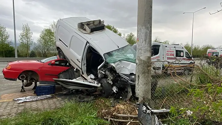 Alkollü sürücü tamire bırakılan otomobilin üstüne uçtu: 3 yaralı