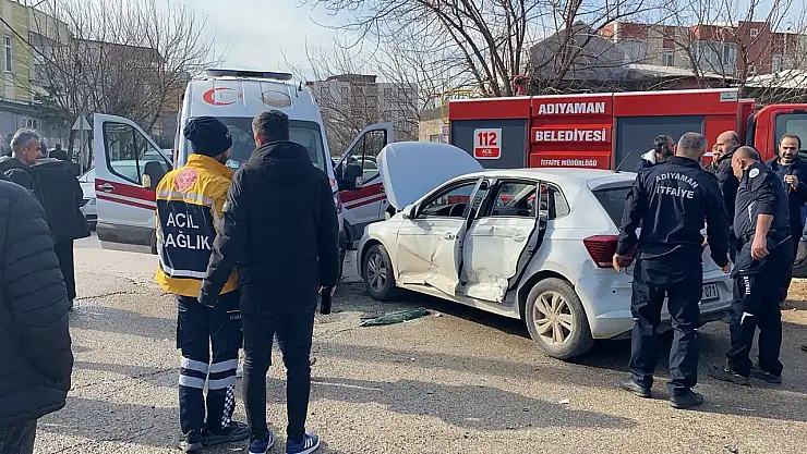Ambulans ile otomobil çarpıştı: 2 sağlık çalışanı yaralandı