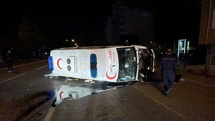 Ambulans ile otomobil çarpıştı: 5 yaralı