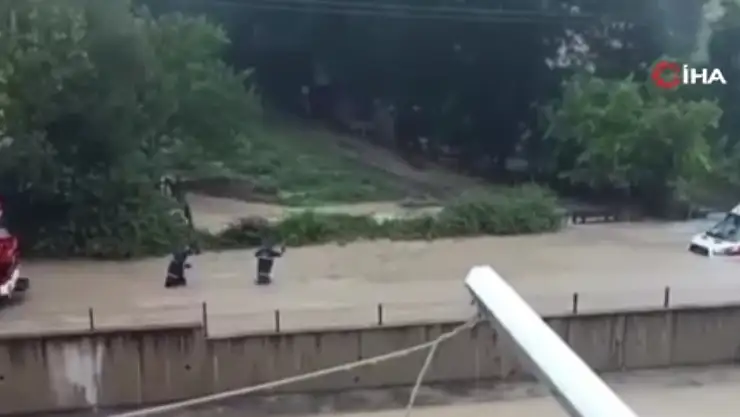 Ambulansın imdadına itfaiye yetişti