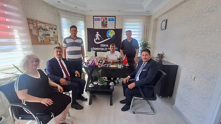 Anahtar Partisi'nden Dünya Görmeyenler Derneği'ne ziyaret