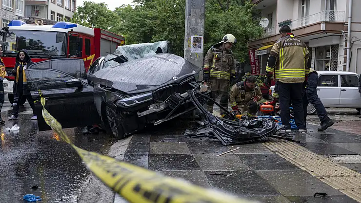 Ankara'da trafik levhası direğine çarpan araçta bir kişi hayatını kaybetti