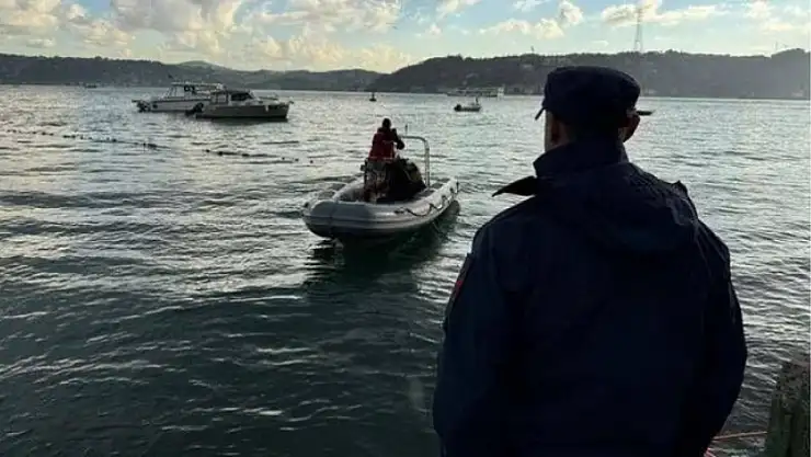 Anne, bebeğini denize attı!