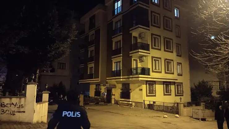 Annesi ve erkek kardeşini rehin aldı