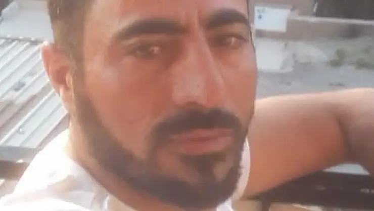 Annesini arabada birlikte yakaladığı adamı kamayla öldürdü