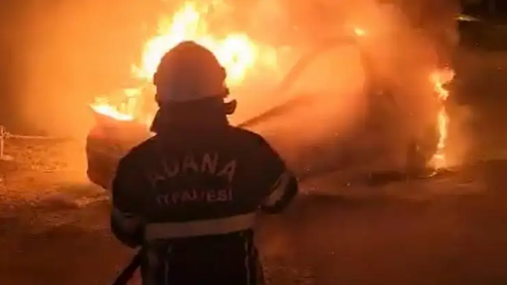Annesinin otomobilini benzin dökerek ateşe verdi
