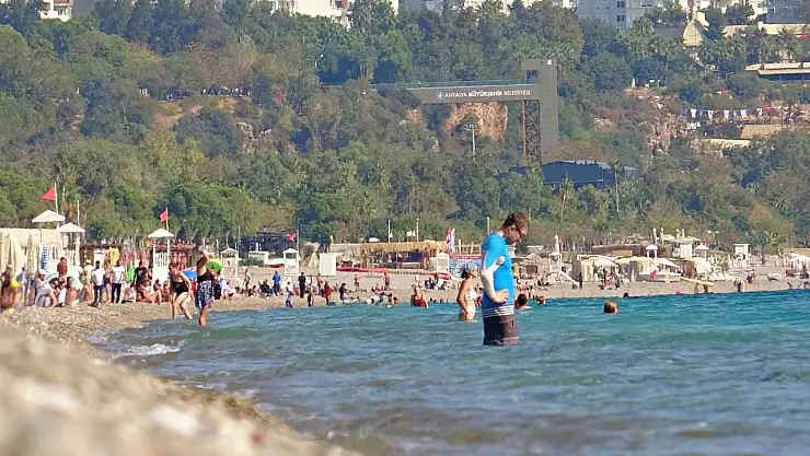 Antalya'da deniz suyu sıcaklığı, hava sıcaklığını yakaladı