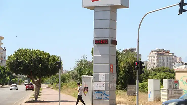 Antalya'da sahil ve sokaklar boşaldı