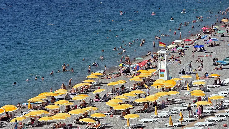 Antalya doldu taştı: Sahillerde yer kalmadı!