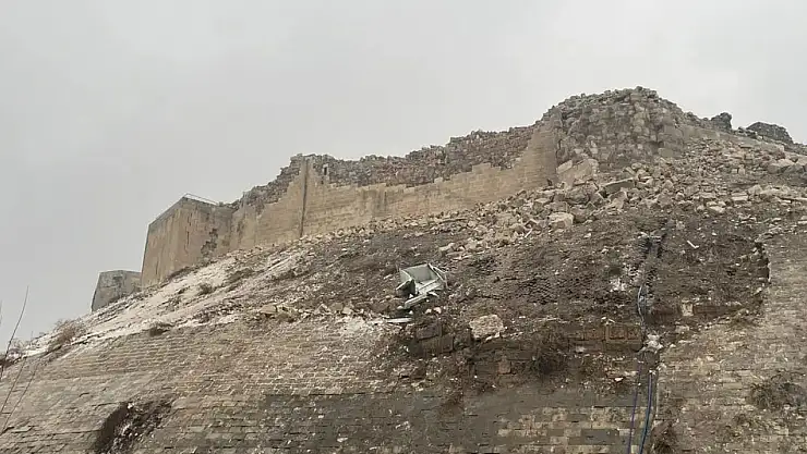Depremde Antep Kalesi zarar gördü
