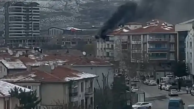 Apartmanda çıkan yangınına ekiplerin müdahalesi devam ediyor