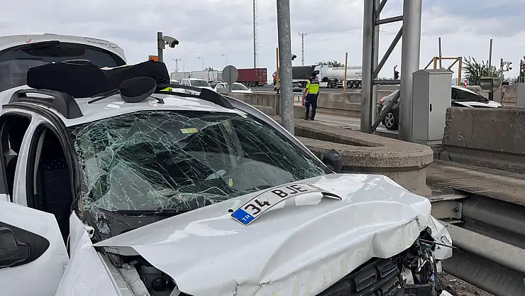 Araç otoyol gişesinin beton blokuna çarptı: 1 kişi hayatını kaybetti, 4 kişi yaralandı