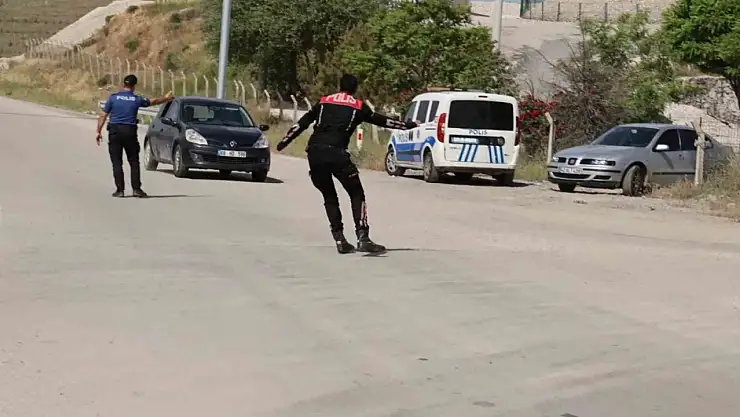 Aracını polislerin üzerine sürdü