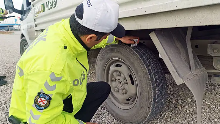 Araçların lastik dişleri bir bir ölçülüyor