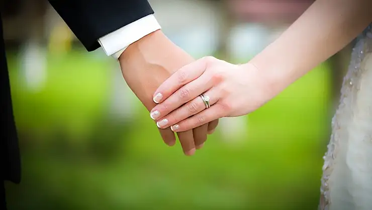 Araştırma sonuçları şaşırtıyor! İnsanlar potansiyel eşlerinde hangi yönleri önemsiyor? Siyasi görüş ve müzik tercihleri önemli bir kriter mi?