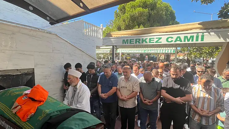 Asansörden düşen koltuğun altında kalan küçük kıza veda