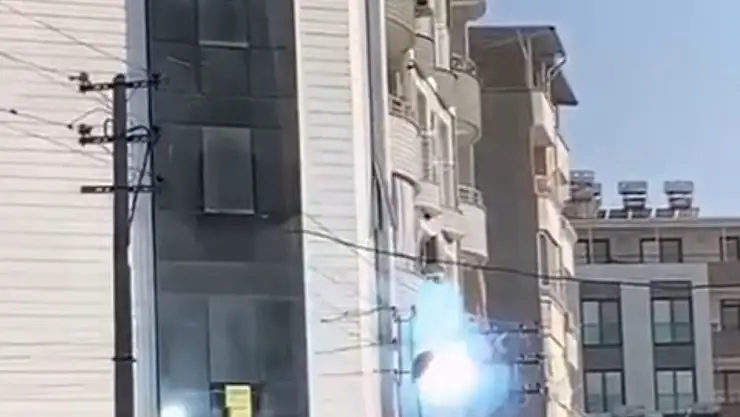 Aşırı sıcaklar elektrik hattında art arda patlamalara neden oldu