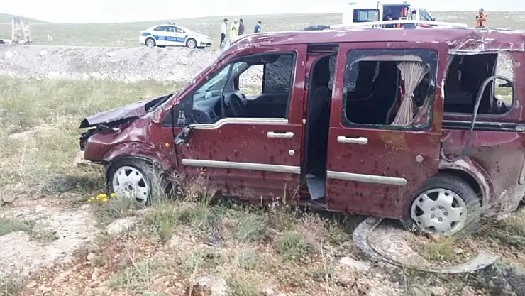 Aşırı yağışlar kazaları beraberinde getirdi. Araç bu hale geldi