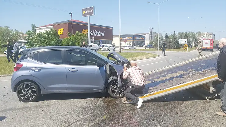 Askeri araçla otomobil çarpıştı: 4 yaralı!