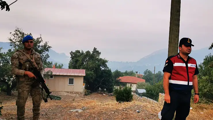 Askerler tahliye edilen evlerin önünde tedbir amaçlı nöbet tutuyor