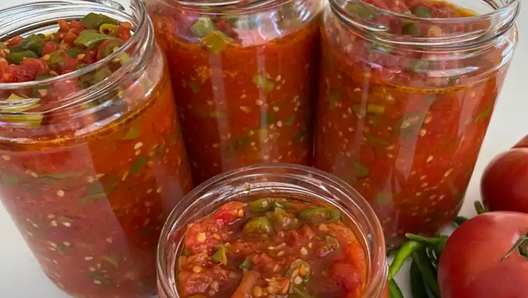 Asla asitlenmeyen ekşimeyen kışlık menemen. Köylü ev hanımları bu yöntemi uyguluyor