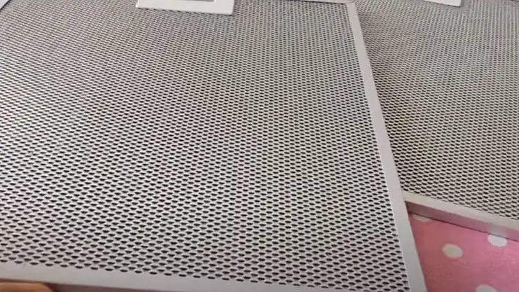 Aspiratör filtresini pırıl pırıl yapan hile! Ovalamaya bile gerek kalmadan kirler akıyor…