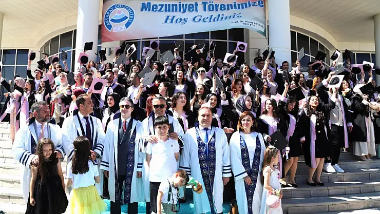 ASÜ, Fen-Edebiyat Fakültesi'nde mezuniyet sevinci!