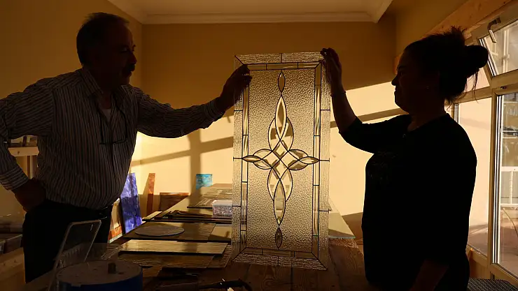 Atık camlar usta ellerle şaheserlere dönüşüyor