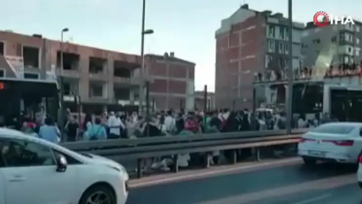 Avcılar'da metrobüs kazası: İnsanlar camları kırarak çıktı!