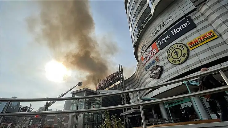 AVM'de çıkan yangın kontrol altına alındı