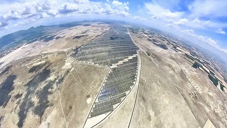 Avrupa'nın en büyük güneş enerji santralinin işte kilometrelerce yüksekten görüntüsü