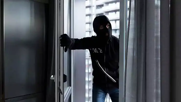 Ayakkabıyı çaldı, beğenmeyince değiştirdi