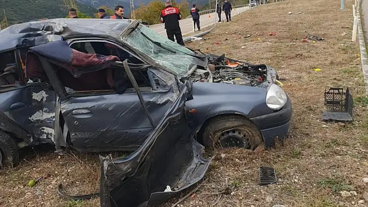 Aydınlatma direğine çarpan otomobildeki 3 kişi yaralandı