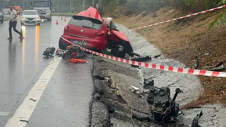 Aydınlatma direğine çarpan aracın sürücüsü hayatını kaybetti