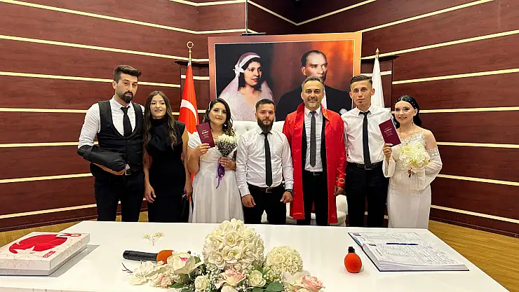 Aynı anda evlendiler: Birbirlerinin nikah şahidi oldular