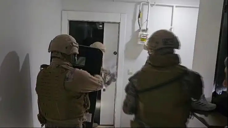 Ayrıldığı erkek arkadaşına silahlı saldırı düzenletti