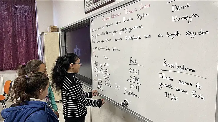 Ayşenur öğretmenin son derste yazdığı notlar sınıfındaki tahtada